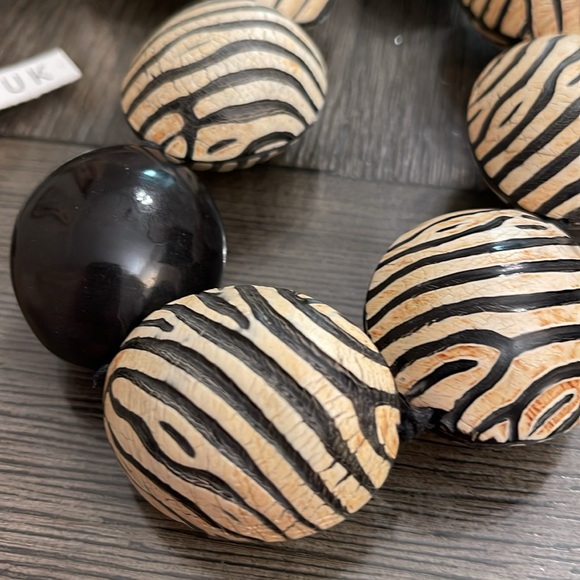 Boutique Style Manouk Large Seed Pod Necklace Zebra Strips Asymmetrical Design - Picture 2 of 16